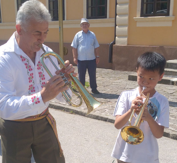Мали Кинез Тан Тан засвирао Ужичко
